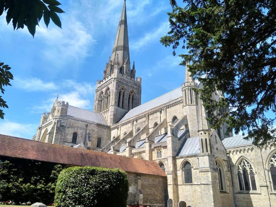 Welcoming Cottage In Chichester Near City Centre Bagian luar foto