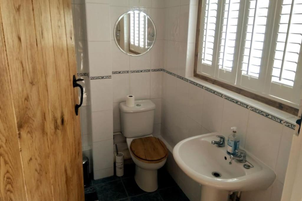 Welcoming Cottage In Chichester Near City Centre Bagian luar foto