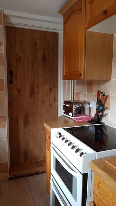 Welcoming Cottage In Chichester Near City Centre Bagian luar foto